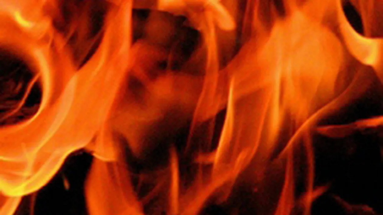 O femeie de 50 de ani si-a dat foc pe balcon in mijlocul noptii