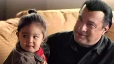 Steven Seagal si-a aratat casa, familia si armele la TV