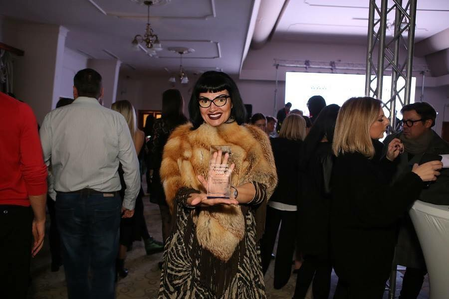 Ozana Barabancea, taxată la sânge de Iulia Albu pentru apariția de la Premiile TV Mania 2018: “Machiajul «scary doll face», iar sânul este…”