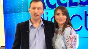 Ieri nimeni nu o știa, acum e vedetă la Acces Direct, pe canapea! Cum arăta Vulpița la prima apariție pe sticlă și care e numele ei real
