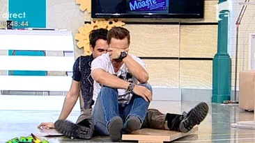 De-a râsu', plânsu', la matinal! Dani a căzut în fund de pe o masă şi s-a enervat pe Răzvan: Prostu' dracului, chiar m-am lovit