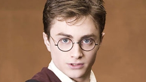 Seamana cu Harry Potter, dar uraste sa i se spuna asta! Ce le-a facut acest tanar unor fete care l-au strigat pe strada asa
