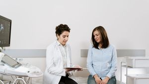 Te-ai întors în România, după ce ai muncit în străinătate? Ce trebuie să faci pentru a beneficia, din nou, de servicii medicale