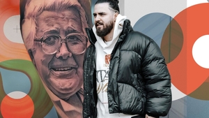 Și-a tatuat pe braț chipul medicului care i-a salvat viața în copilărie. ”Îngerul copiilor” l-a operat de o tumoare la plămâni când avea 3 ani. ”Nu găsisem pe nimeni care să...”