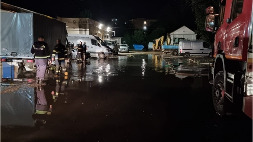 Noapte albă în Dâmbovița. Furtuna a făcut ravagii. Mașini blocate în apă, copaci și stâlpi puși la pământ, inundații în goapodării