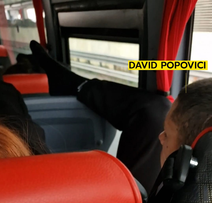 David Popovici, relaxat în autobuz (SURSA FOTO: CANCAN.RO)