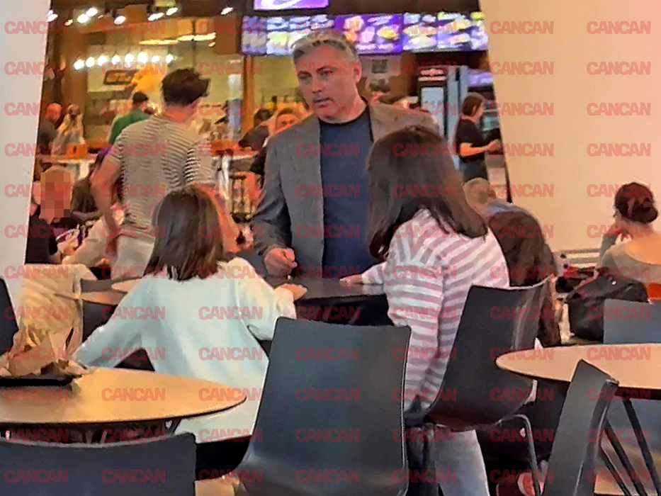 S-au asezat la o masă la food court