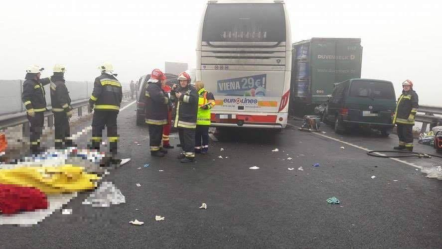 Imagine de la locul accidentului de la Nădlac, unde cel puţin 4 persoane şi-au pierdut viaţa şi 10 au fost rănite, după ce un autocar a intrat în coliziune cu mai multe autoturisme