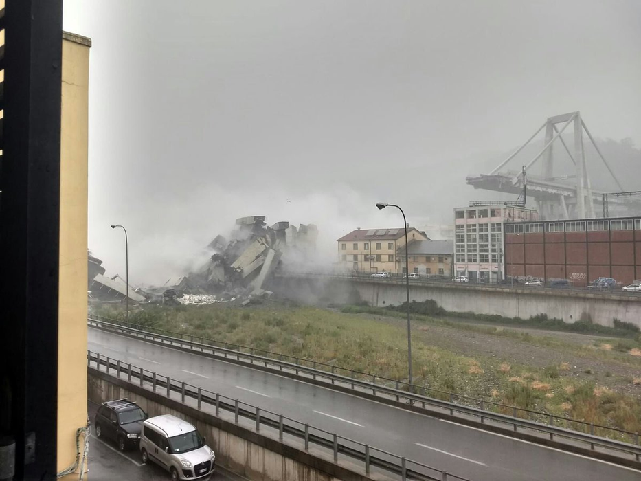 Imagini terifiante! Un pod rutier s-a prăbușit de la o înălţime de 100 m, în apropiere de oraşul Genova! Cel puțin 35 de persoane au murit