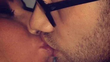 Mihai Bendeac, fotografie controversata pe Facebook. Cine e bomba sexy pe care actorul o saruta cu pasiune