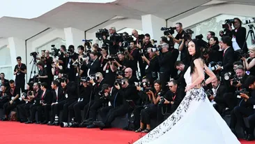 Cele mai spectaculoase ținute de la Festivalul de Film de la Veneția. Vedetele au strălucit la propriu! GALERIE FOTO