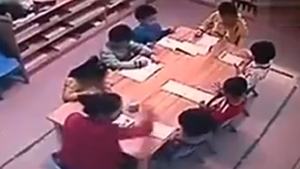 VIDEO cutremurator! Cata bestialitate poate sa existe in aceasta educatoare ce-si loveste cu putere micutii pe care-i are in grija. Daca ai fi parinte cum ai reactiona?