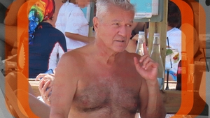 „Don” Bittman (64 de ani), la bustul gol, a făcut un șpriț corespunzător în Mamaia. Companie selectă și discuții la nivel înalt, direct de pe șezlong