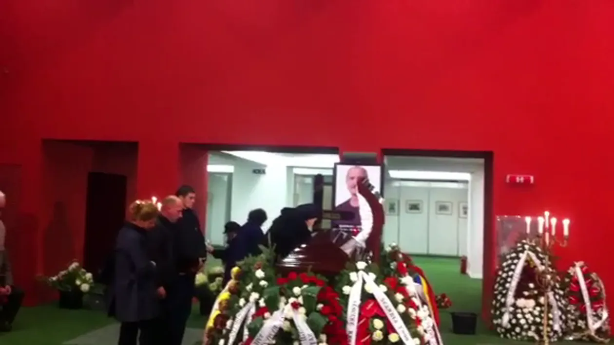 Imagini sfasietoare! Mama lui Serban Ionescu, luata pe brate de prietene de la capataiul fiului mort!