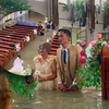 O nuntă cum rar vezi! Mirii s-au cununat într-o biserică inundată: „Nu ne-a deranjat”