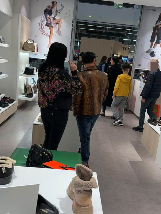 Cântărețul și soția se sfătuiesc în privința a ceea ce trebuie să aleagă