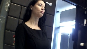 S-a angajat casiera in mall! Alex Velea si-a trimis soacra la munca! Mama Antoniei lucreaza intr-un magazin de haine!
