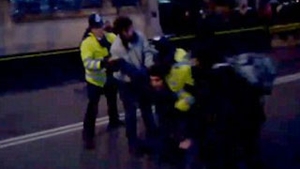 Politia britanica a agresat un tanar  cu handicap sever la protestele de la inceputul lunii