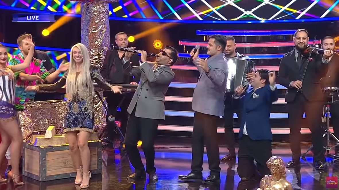 Andreea Bălan s-a “rupt” pe maneaua lui Vali Vijelie, “Dușmanii îmi poartă pică”. Dansul ei face senzație pe Internet