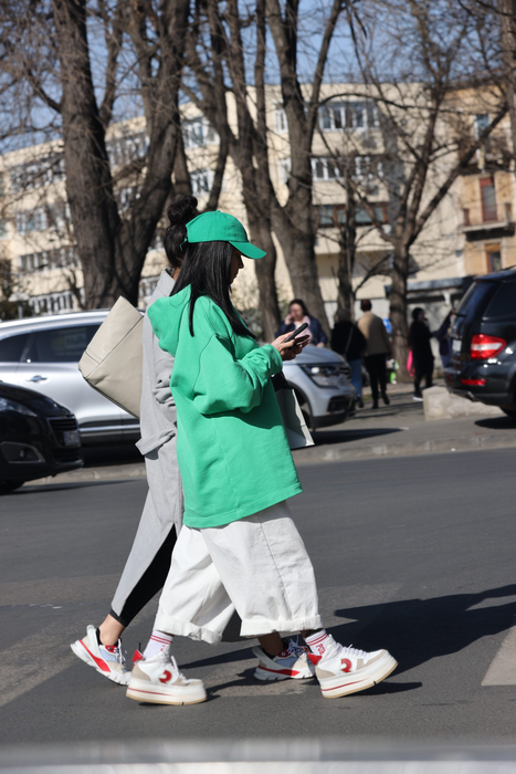 Inna pare să își ignore prietena și stă cu ochii în telefon (Foto: CANCAN.RO)
