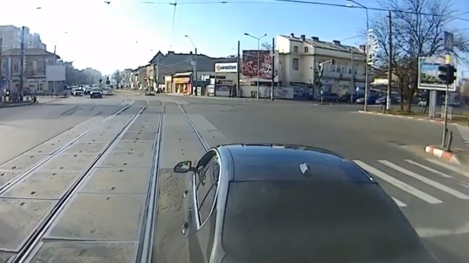 BMW-ul unui șofer din București a fost împins de tramvai. Care a fost motivul și ce s-a întâmplat după ce șoferul a coborât din mașină: ”Bă, ești nebun!”