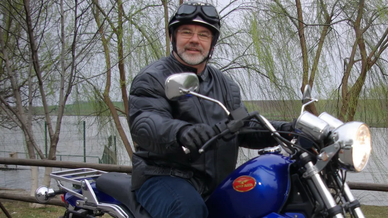 E imposibil sa nu va mai amintiti de el! Diaconul care in '96 candida la Presedintie, azi umbla pe motor, in costum din piele!