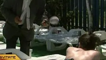 VIDEO Gigel Frone de la Romanii au talent a iesit la agatat fete la piscina! Vrea sa isi faca agentie! Vezi ce vrajeala baga ca sa le faca modele!