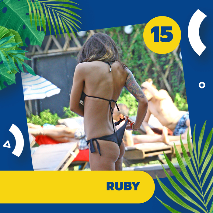 Top 40 de vedete puse în "dificultate" de bikini