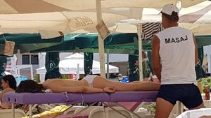 Ce "țeapă" a luat o turistă care a cerut un masaj "profesionist" pe plajă în Mamaia! Câți lei a costat și cu ce s-a ales
