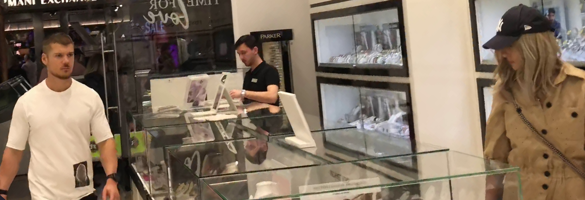 Alina Eremia îi bate apropouri iubitului... Au făcut turul magazinelor cu verighete!