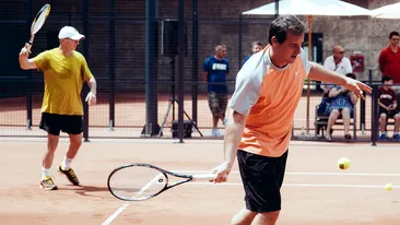 Joaca tenis doar de cativa ani, insa s-a ridicat la nivelul lui Andrei Pavel. Actorul Horatiu Malaele a transpirat pe teren