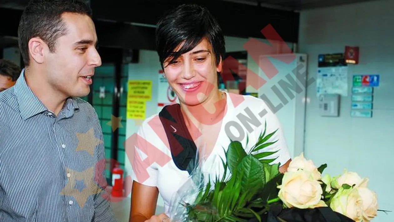 Au asteptat-o la aeroport cu trandafiri albi