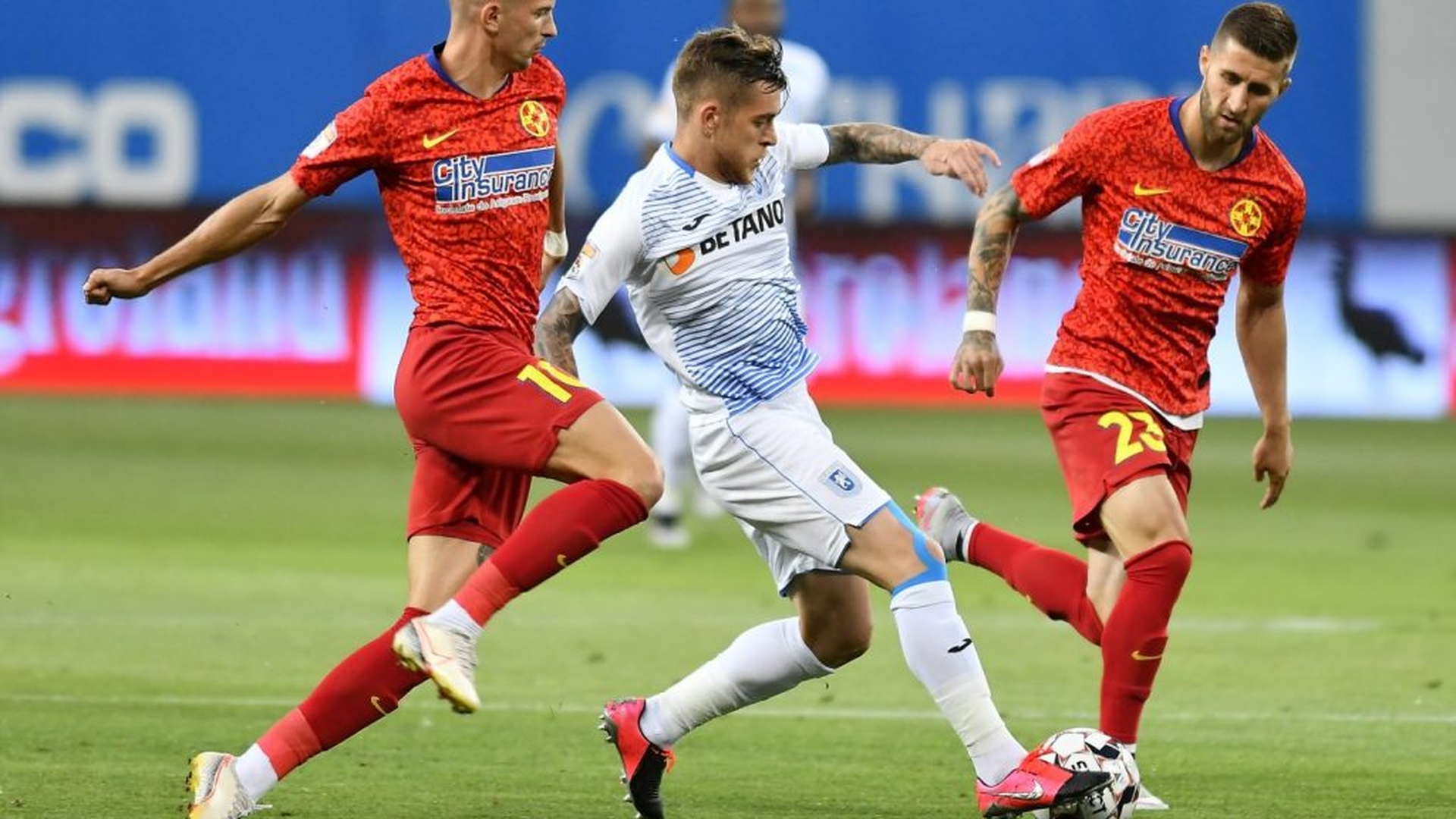 Universitatea Craiova trece și de FCSB și mai face un pas spre titlu!