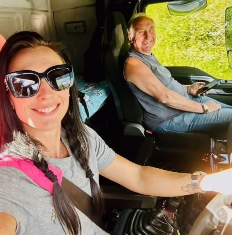 Sara, o șoferiță de TIR de 36 de ani, a devenit eroină pe autostradă./ sursă foto: instagram