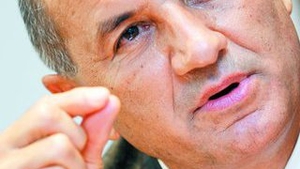 A platit 12.000 de euroimpresarilor lui Helder
