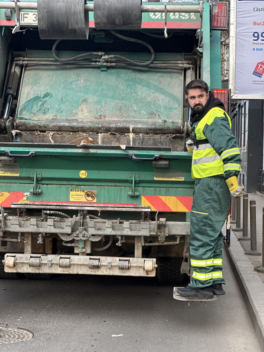 Clipul integral, ce ilustrează o zi din viața unui gunoier, este disponibil pe canalul de YouTube CANCAN (Foto: CANCAN.RO)