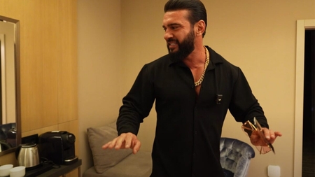 Dorian Popa a rezervat o cameră într-un hotel 4* din Chișinău. Ireal ce a găsit în cameră, pe măsuță