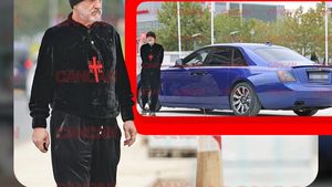 Nimic nu scapă de ochii vigilenți ai patronului FCSB! Și-a parcat Rolls Royce-ul pe trotuar, apoi… Gigi Becali, inspecție serioasă la biserica monumentală din Pipera!