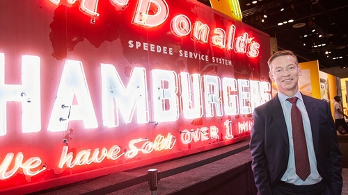 CEO‑ul McDonald’s, Chris Kempczinski, dă vina pe mama sa pentru clipul viral cu burgerul. Cum se scuză după gafa colosală comisă