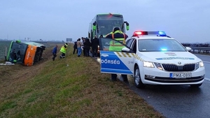 Un autocar românesc s-a răsturnat în Ungaria! Şoferul a adormit la volan