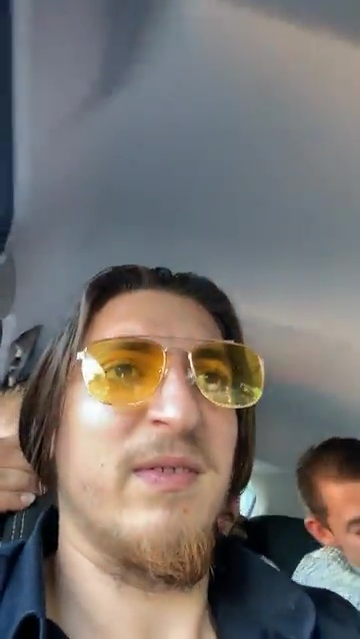 Van Damme ascultă manele în mașină, alături de un grup de clujeni / Sursă foto: captură video Facebook