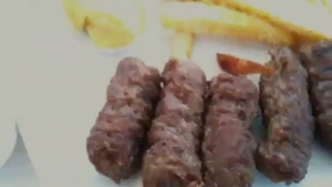 Nu o sa mai mananci niciodata mici dupa ce vezi asta! Ce au primit doua tinere in farfurie dupa ce au comandat gratar!