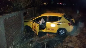 Un taximetrist băut a intrat cu mașina într-un stâlp de electricitate, apoi a fugit