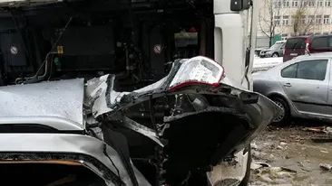 O băută de 100.000 de euro. Șofer din Iași, arestat după ce s-a cinstit bine și a intrat cu TIR-ul în nouă mașini