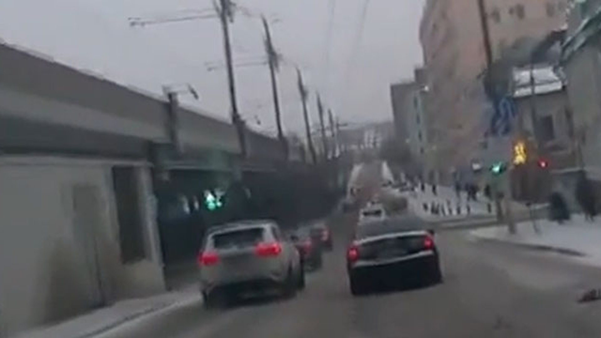 INCREDIBIL! Ce a facut un sofer dupa ce i-a fost LOVITA masina in trafic!