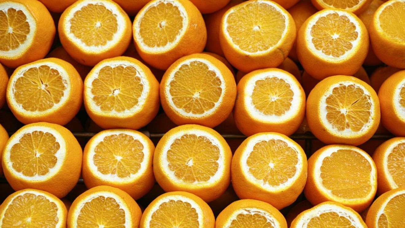 Tu știi ce culoare au portocalele de fapt? Află povestea culorii acestor fructe dar și a numelui culorii oranj