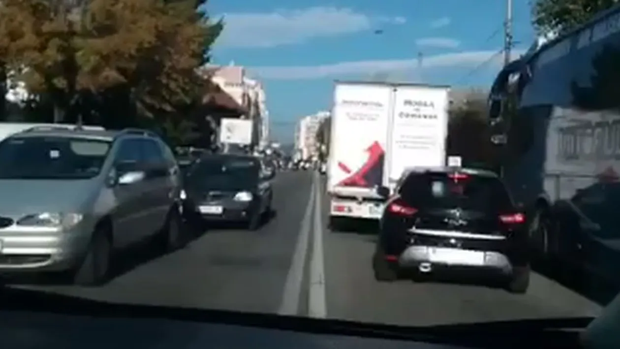 O ambulanță aflată în misiune a fost blocată în trafic la Târgu Jiu! Reacția șocantă a șoferilor