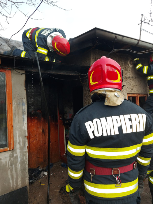 Incendiu de proporții la o casă din Giurgiu, după ce o tânără a încercat să aprindă focul în sobă