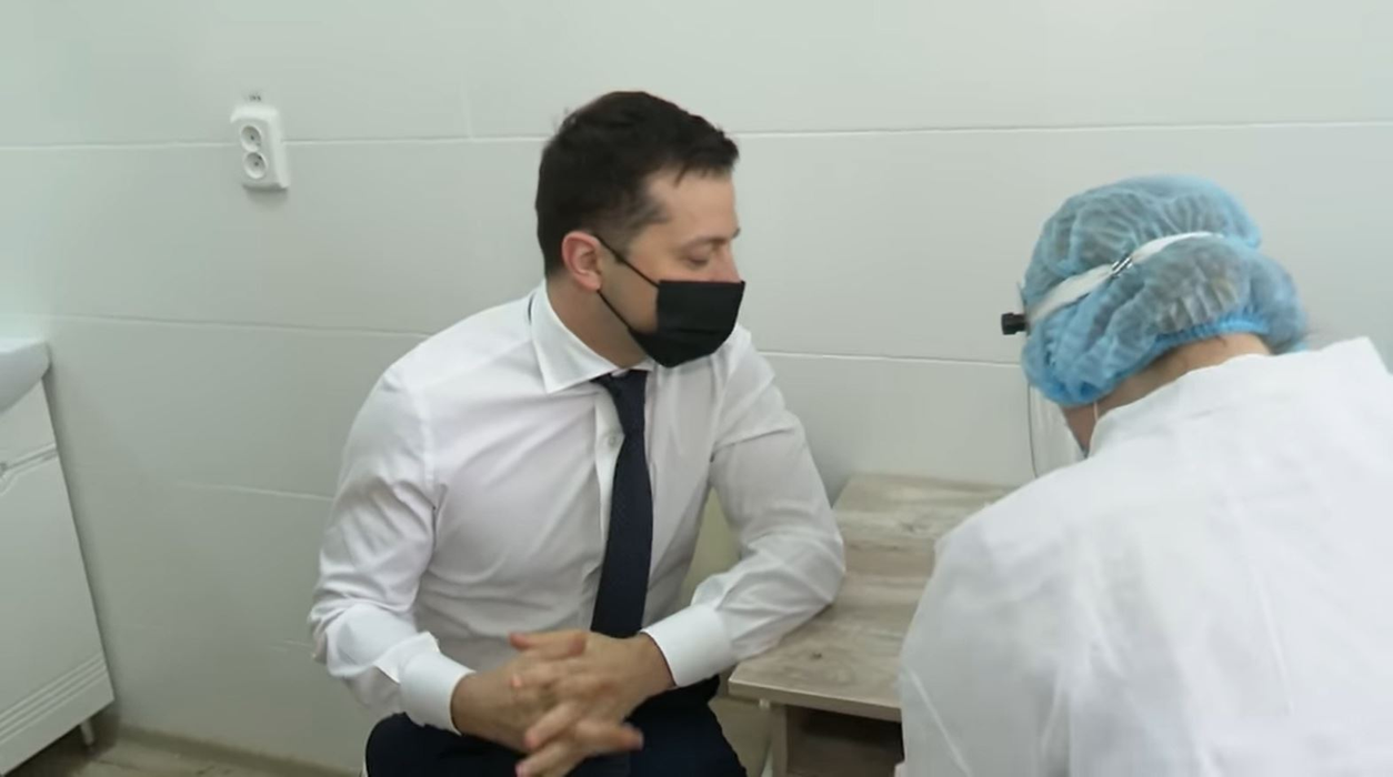 Președintele Ucrainei a dus “moda vaccinării” la un al nivel! Volodimir Zelenski s-a imunizat anti-COVID dezbrăcat la bustul gol | VIDEO