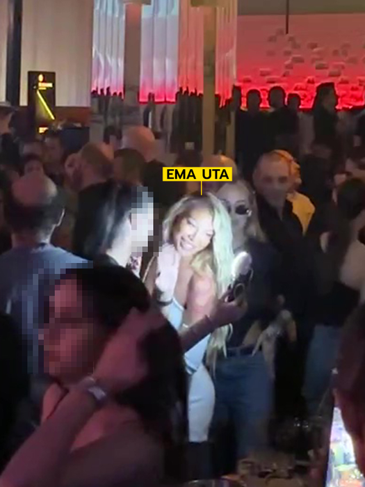A făcut poze încontinuu / (Sursa: CANCAN.RO)